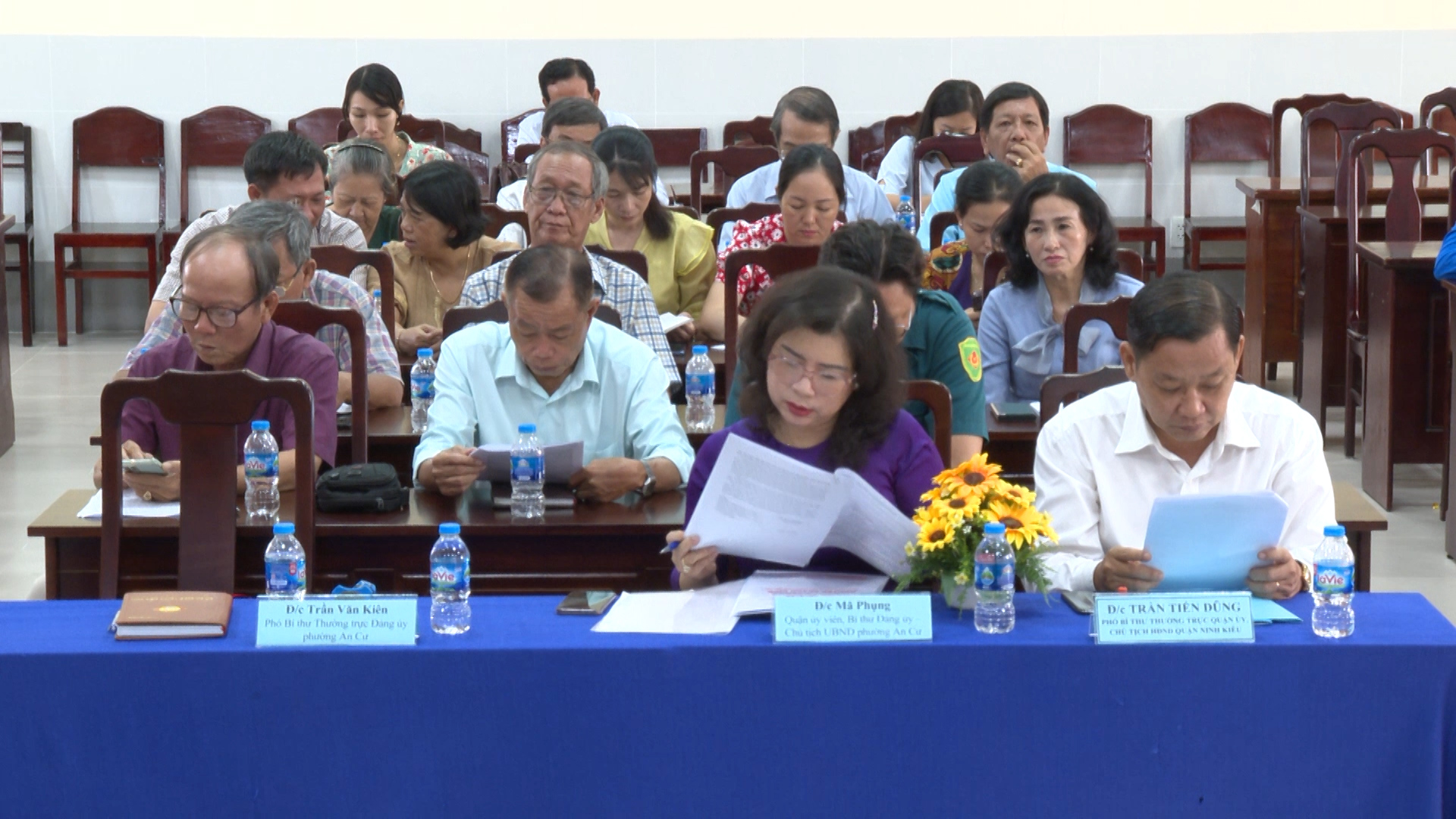 Đồng chí Trần Tiến Dũng – Phó Bí thư thường trực Quận ủy – Chủ tịch HĐND quận Ninh Kiều (ngồi bàn đầu bên phải) đến dự