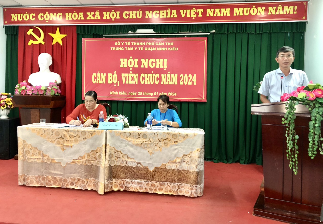 Hình 2 Ông Lâm Hồng Thái – Trưởng phòng Nội vụ quận Ninh Kiều phát biểu tại hội nghị