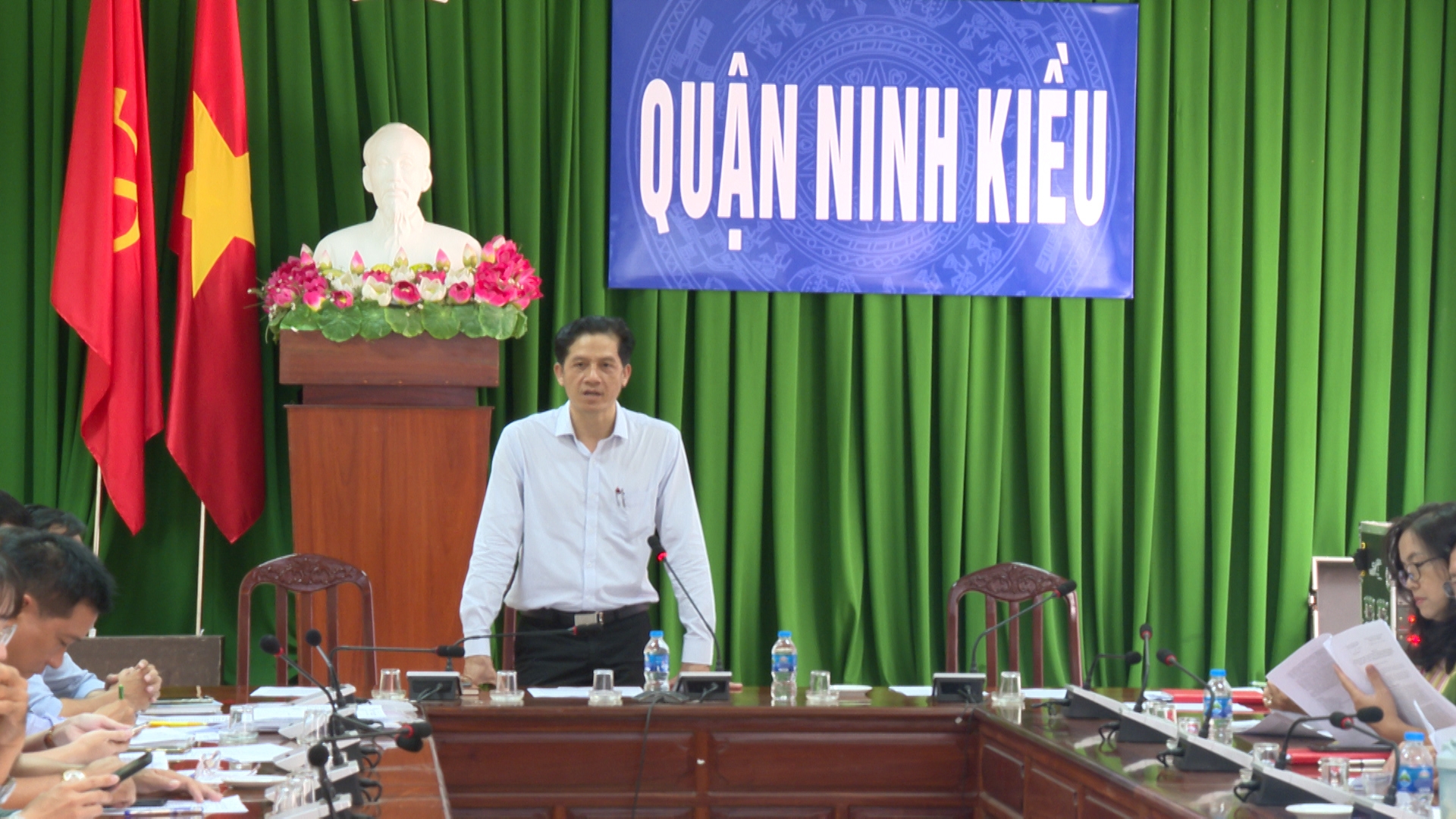 Ông Huỳnh Trung Trứ, chủ tịch UBND quận Ninh Kiều phát biểu tại hội nghị