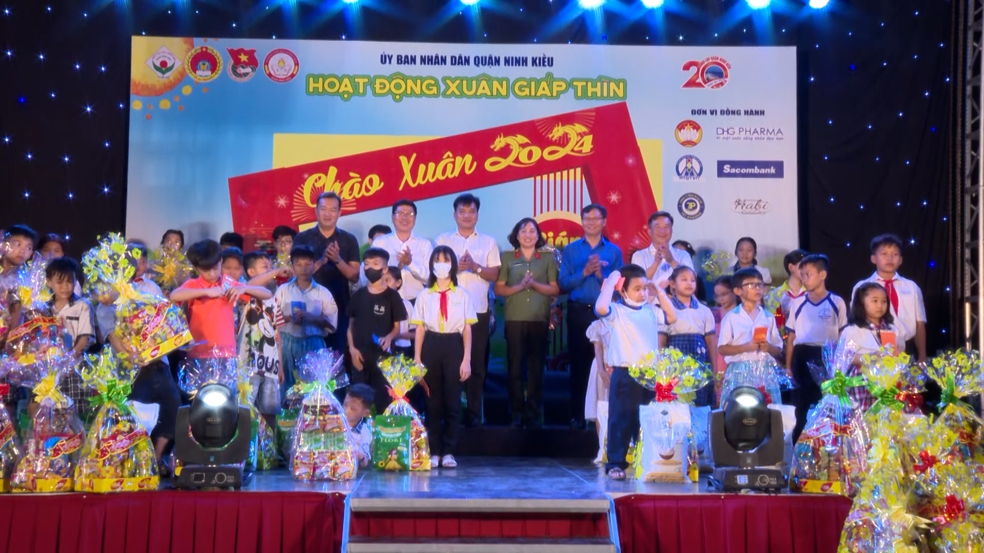 Đại diện lãnh đạo quận Ninh Kiều và các nhà tài trợ trao quà cho thiếu nhi có hoàn cảnh khó khăn tại đêm văn nghệ