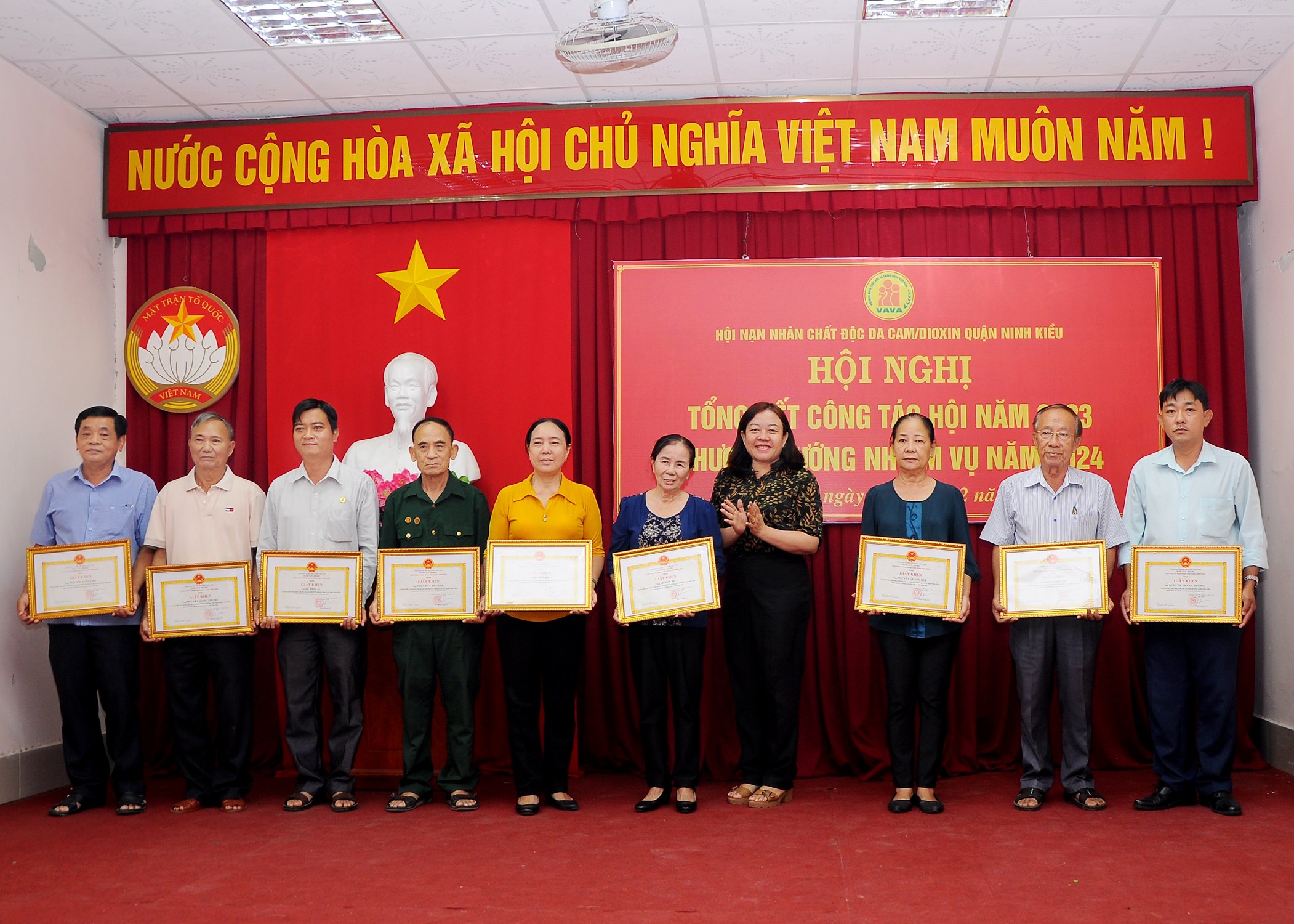 Đại diện lãnh đạo quận Ninh Kiều trao giấy khen cho các tập thể và cá nhân hoàn thành xuất sắc nhiệm vụ năm 2023