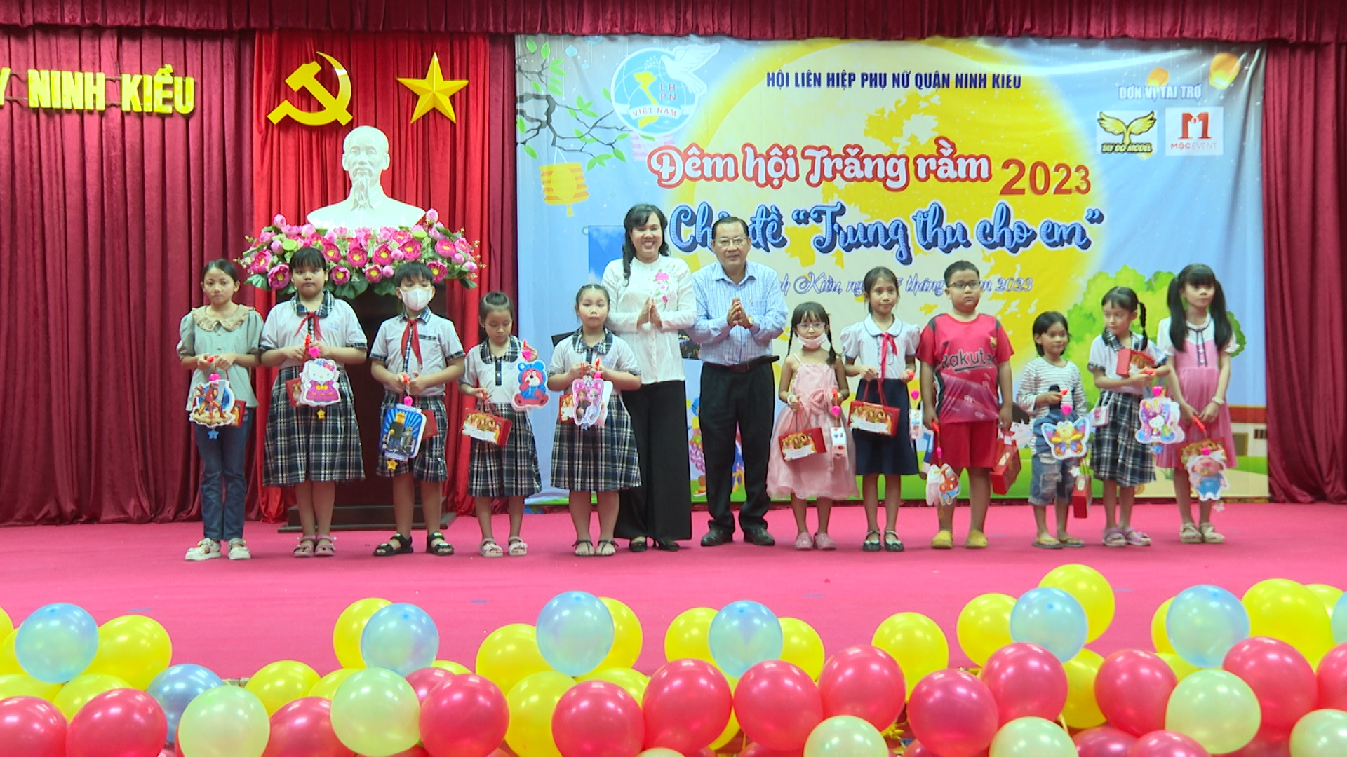 Bà Võ Kim Thoa, chủ tịch Hội LHPN thành phố, ông Trần Tiến Dũng, phó bí thư thường trực quận ủy Ninh Kiều tặng quà trung thu cho các bé