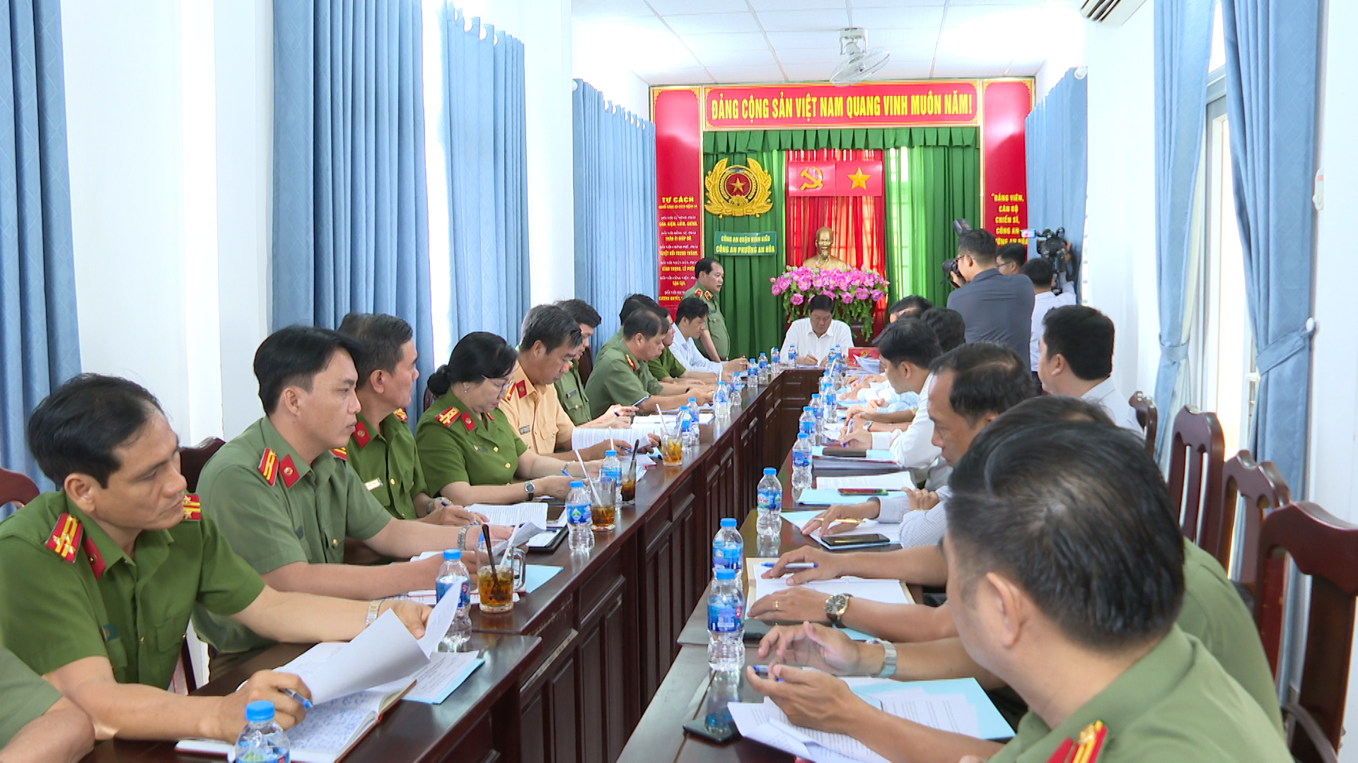 Hình 1: Ngày 8/5/2024, UBND và Công an quận Ninh Kều tiếp đoàn Thành uỷ về công tác triển khai Luật lực lượng tham gia về an ninh trật tự cơ sở