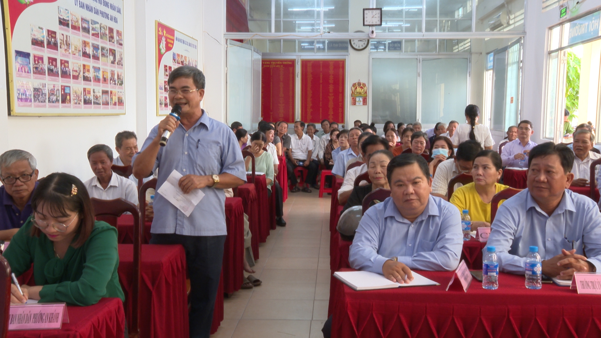 Cử tri đóng góp ý kiến tại buổi tiếp xúc của đại biểu HĐND thành phố và quận Ninh Kiều 