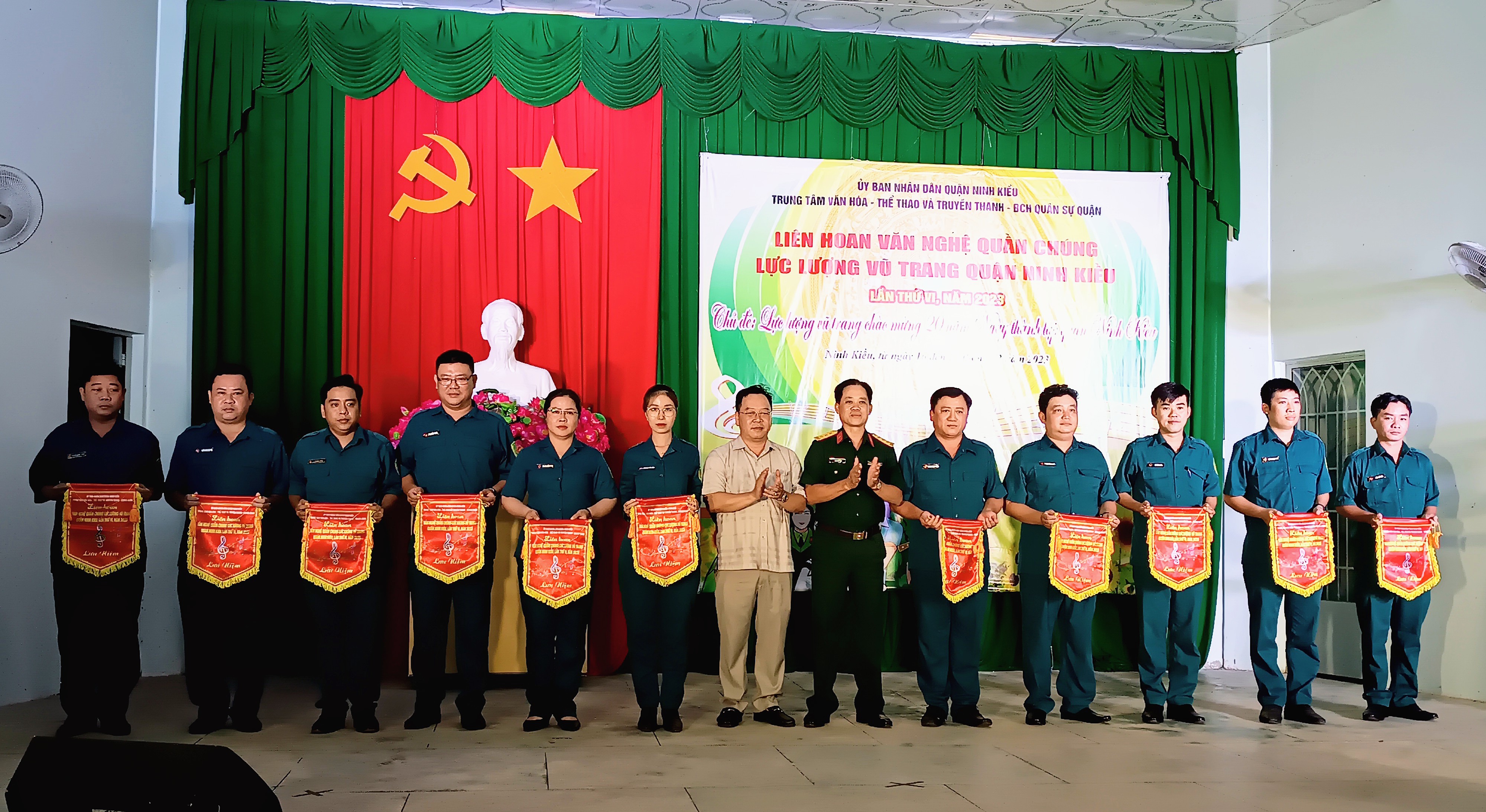 Ông Nguyễn Ngọc Ánh, Phó Chủ tịch thường trực UBND quận trao cờ lưu niệm cho các đơn vị tham gia liên hoan