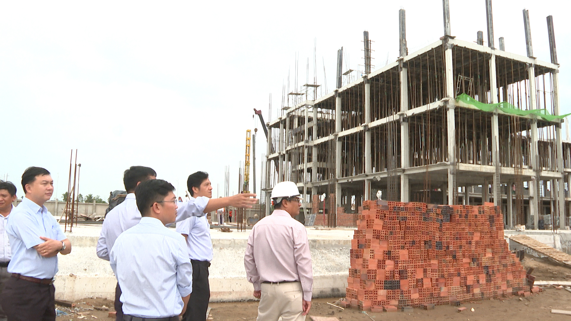 Ông Huỳnh Trung Trứ - Chủ tịch UBND quận Ninh Kiều cùng một số ban ngành chức năng, tổ chức đoàn đến kiểm tra một số công trình trọng điểm, đang được triển khai thi công trên địa bàn quận