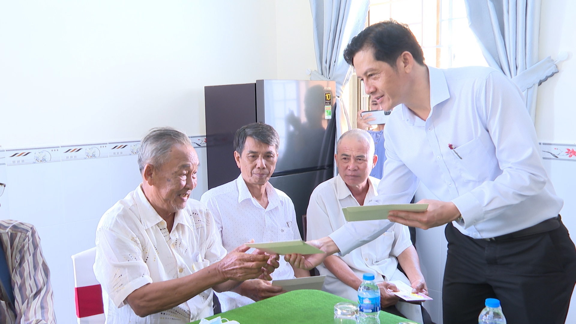 Ông Huỳnh Trung Trứ, chủ tịch UBND quận Ninh Kiều chúc tết và tặng quà cho gia đình có thanh niên chuẩn bị nhập ngũ năm 2024 trên địa bàn quận