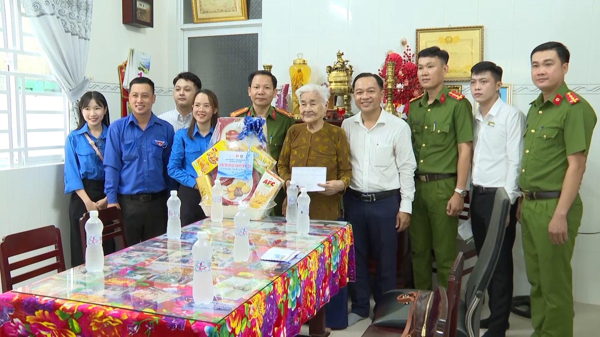 Hình 2: Quận đoàn Ninh Kiều thăm và tặng quà Mẹ Việt Nam anh hùng
