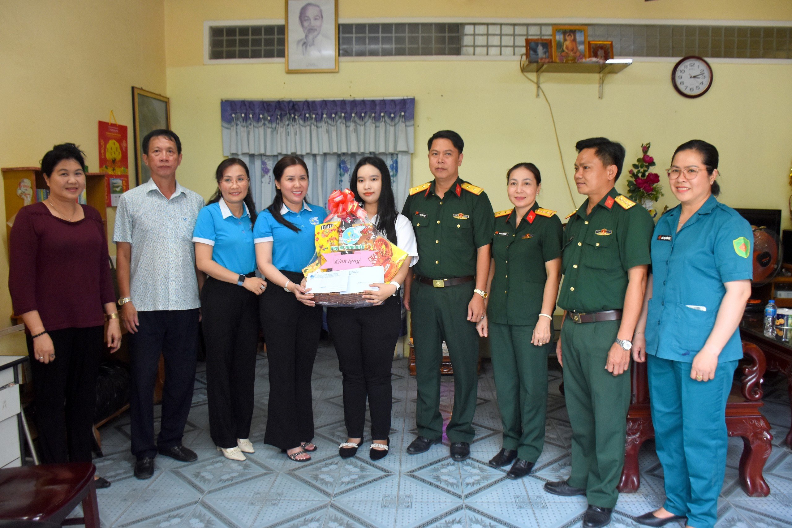 Ban Chỉ huy quân sự quận phối hợp với Hội Liên hiệp Phụ nữ Việt Nam quận Ninh Kiều thăm, tặng quà động viên tinh thần nữ thanh niên tham gia nghĩa vụ quân sự năm 2024