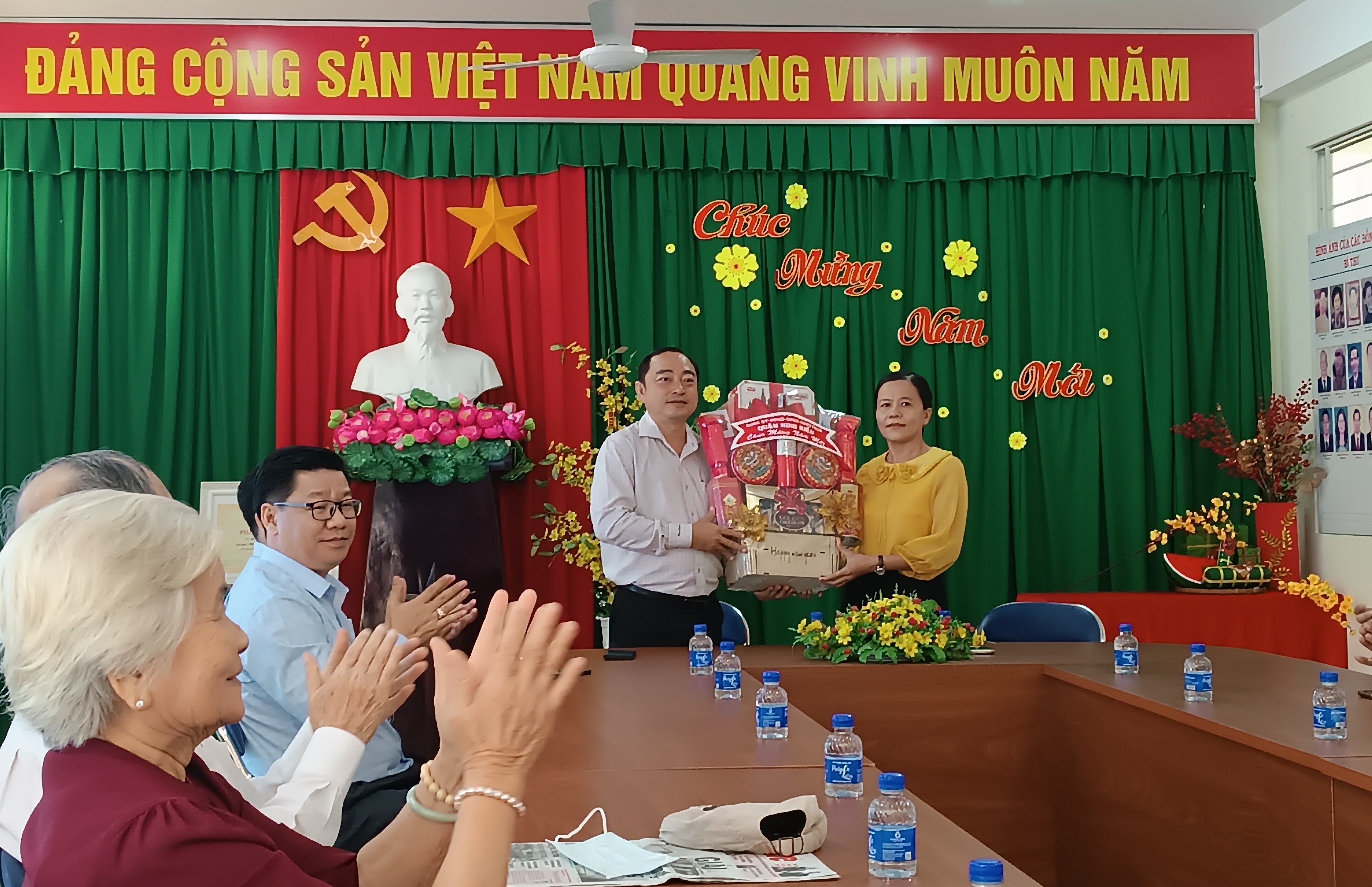Ông Mai Xuân Bình, Phó chủ tịch HĐND quận Ninh Kiều thăm và tặng quà cho các đơn vị trên địa bàn