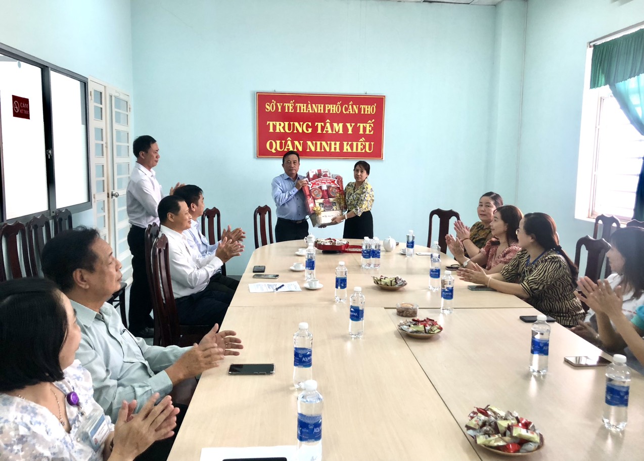Hình 2 Ông Nguyễn Tiền Phong, Ủy viên ban thường vụ Thành ủy – Bí thư Quận ủy Ninh Kiều tặng quà tết Giáp Thìn 2024 
