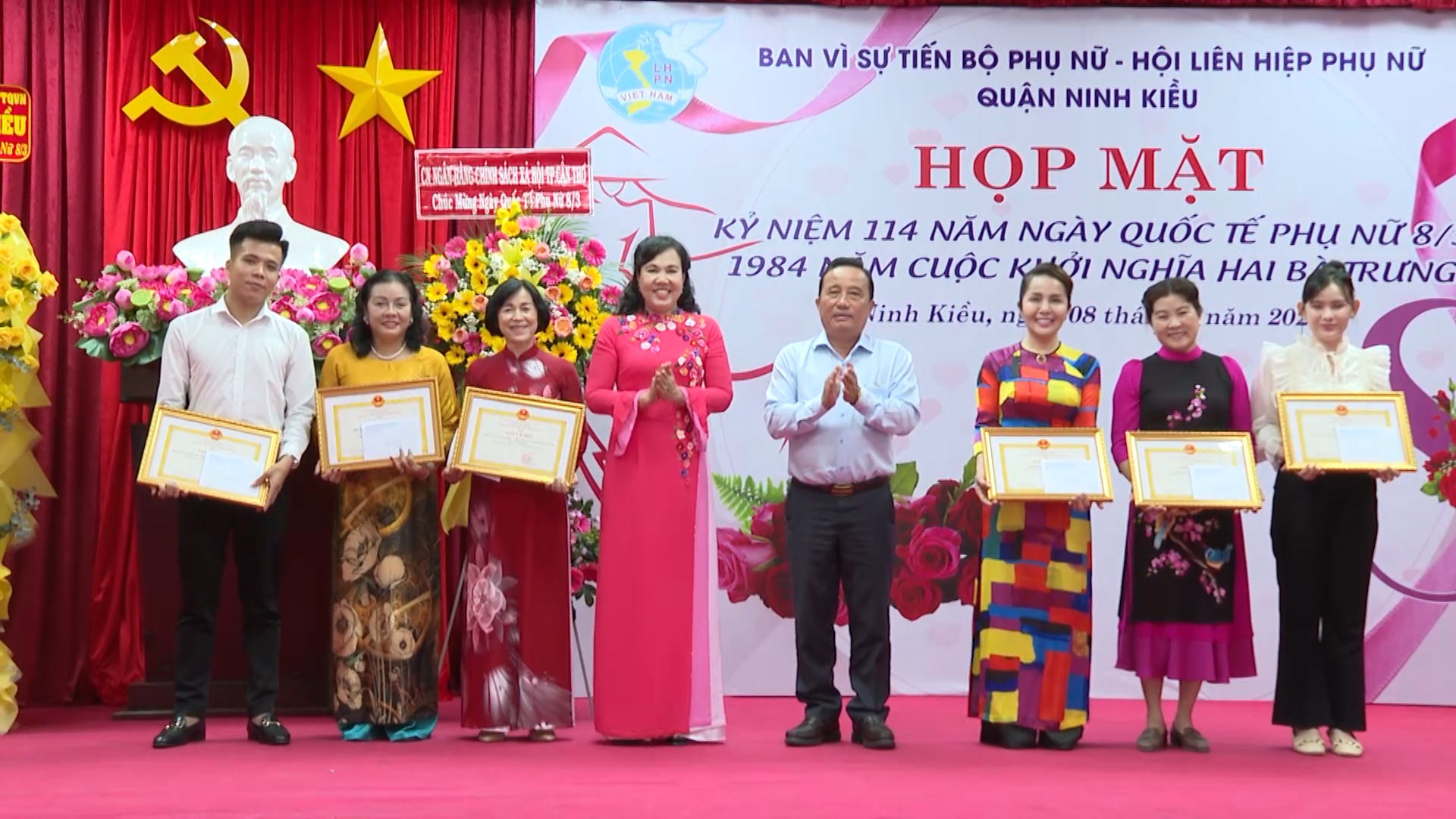 Hình 4: Dịp này, lãnh đạo quận Ninh Kiều đã trao tặng giấy khen cho các tập thể, cá nhân tiêu biểu có nhiều đóng góp Vì sự tiến bộ phụ nữ quận trong năm qua