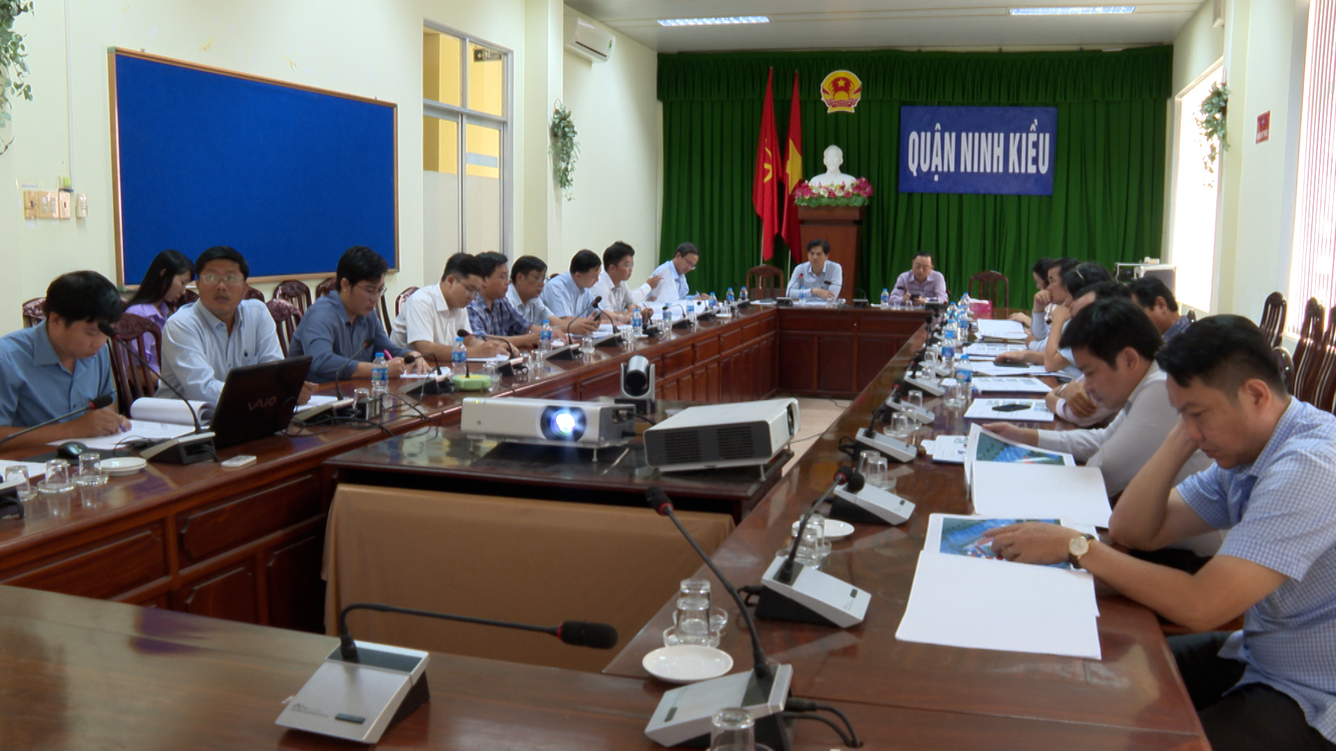 Ông Huỳnh Trung Trứ - Chủ tịch Ủy ban nhân dân quận Ninh Kiều chủ trì cuộc họp 