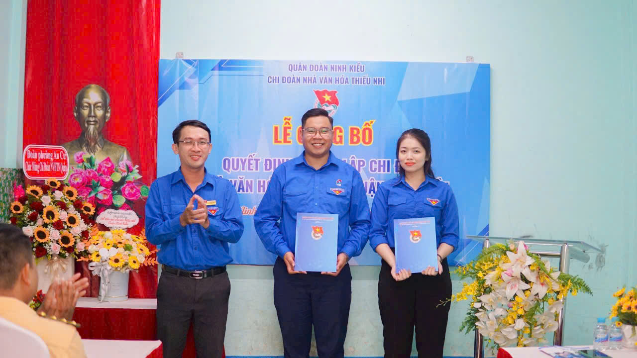 TL01: Đồng chí Lê Trung Hiếu, Phó Bí thư Quận đoàn Ninh Kiều trao quyết định thành lập Chi đoàn Nhà văn hóa Thiếu nhi quận Ninh Kiều