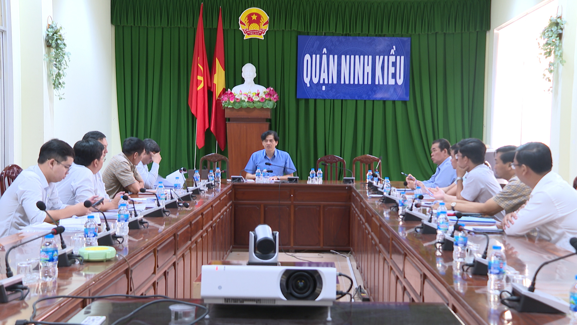 Ông Huỳnh Trung Trứ, Thành ủy viên, Phó Bí thư Quận ủy – Chủ tịch Ủy ban nhân dân quận Ninh Kiều chủ trì cuộc họp