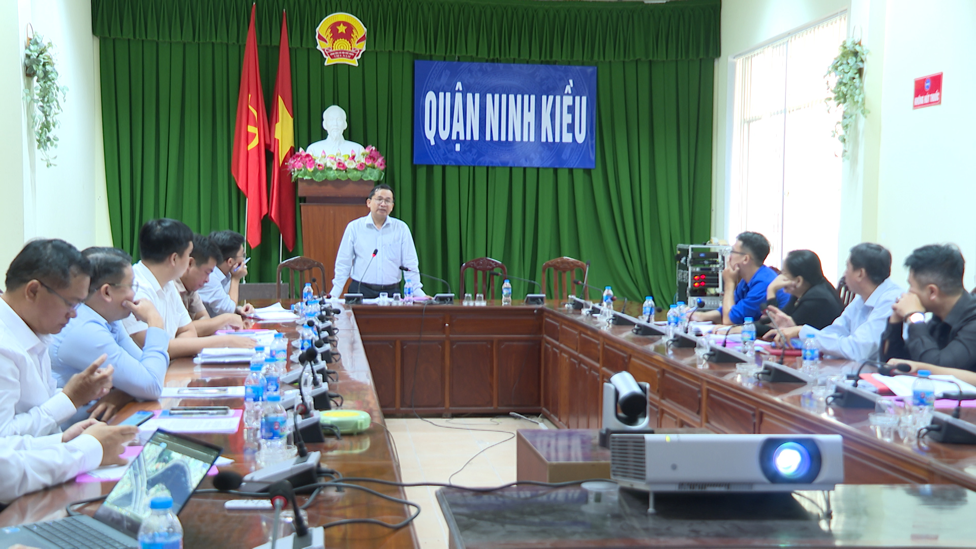 Ông Nguyễn Việt Cường – Phó Chủ tịch Ủy ban nhân dân quận Ninh Kiều chủ trì cuộc họp