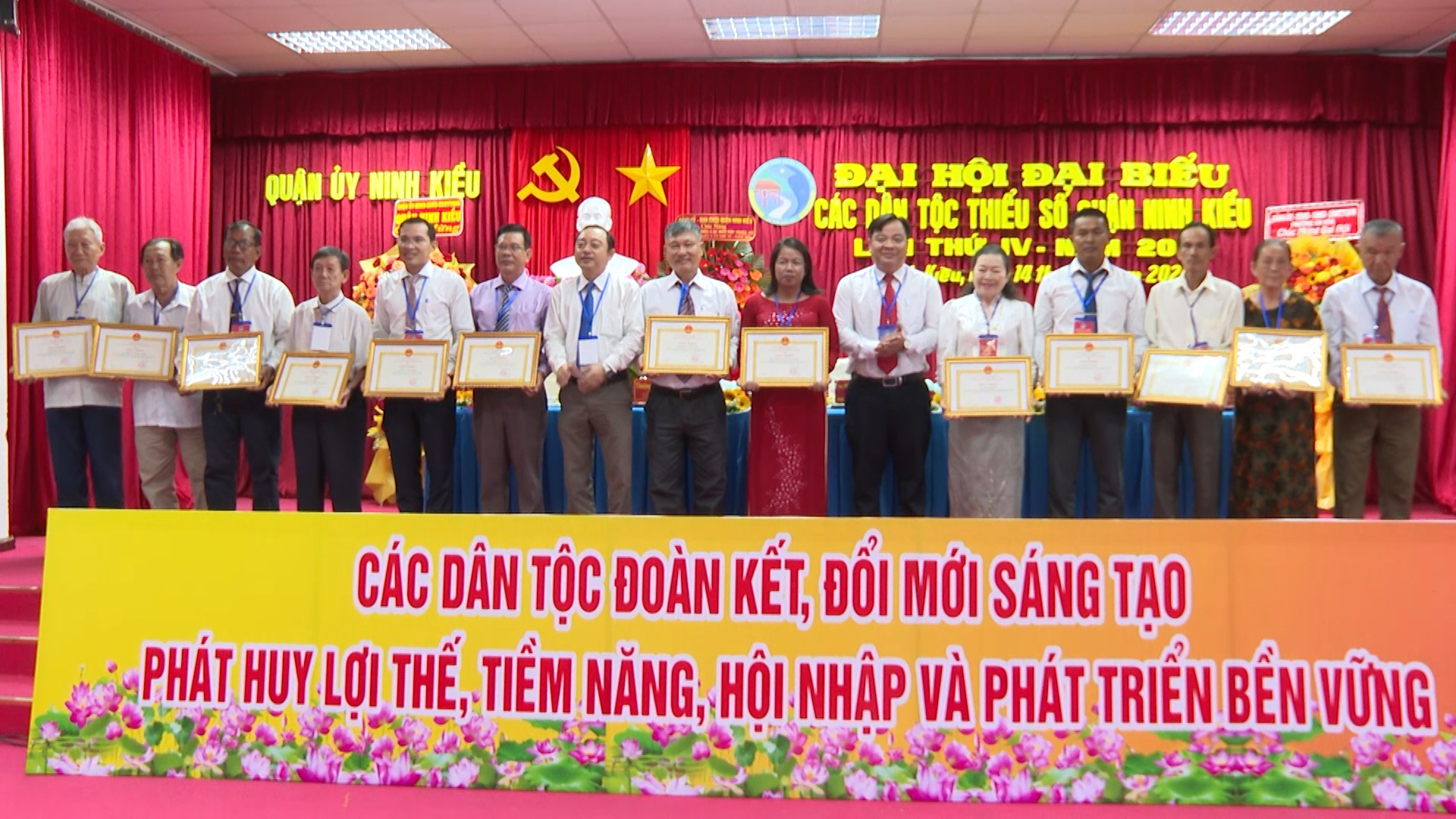 Hình 4: Dịp này, Chủ tịch Ủy ban nhân dân quận Ninh Kiều đã tặng giấy khen cho 11 tập thể và 40 cá nhân có thành tích tiêu biểu trong đồng bào các dân tộc thiểu số giai đoạn 2019 - 2024 