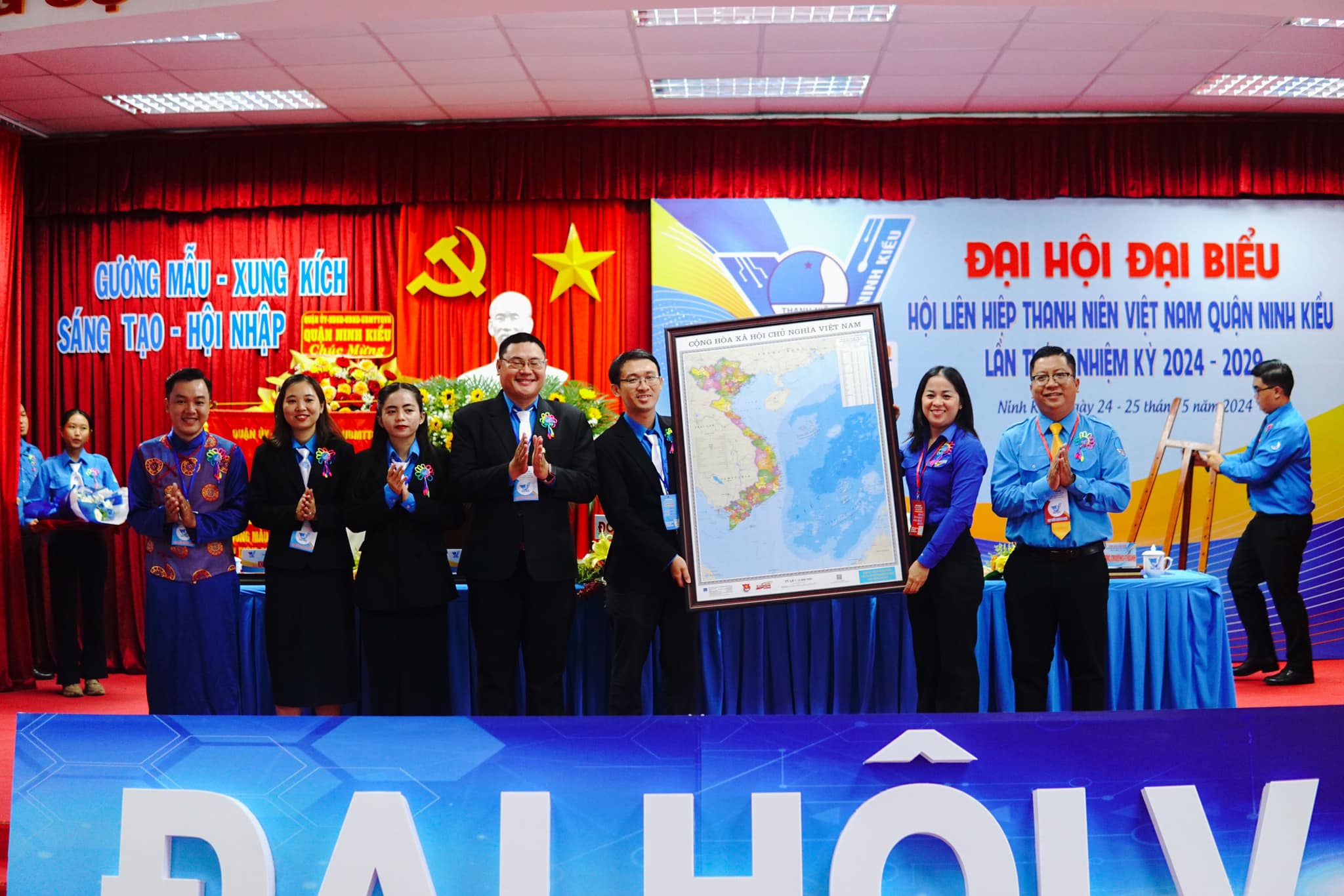 A02: Lãnh đạo thành phố và quận Ninh Kiều chúc mừng Đại hội