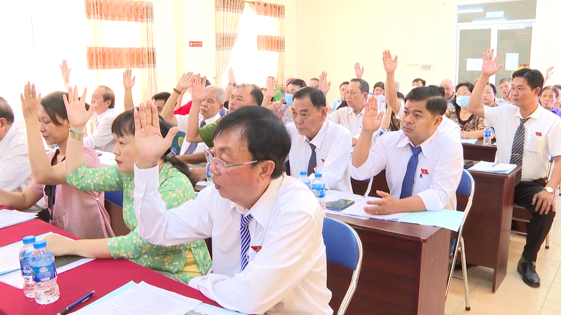 Hình 3: Đại biểu Hội đồng nhân dân phường Hưng Lợi biểu quyết thông qua các Nghị quyết tại kỳ họp