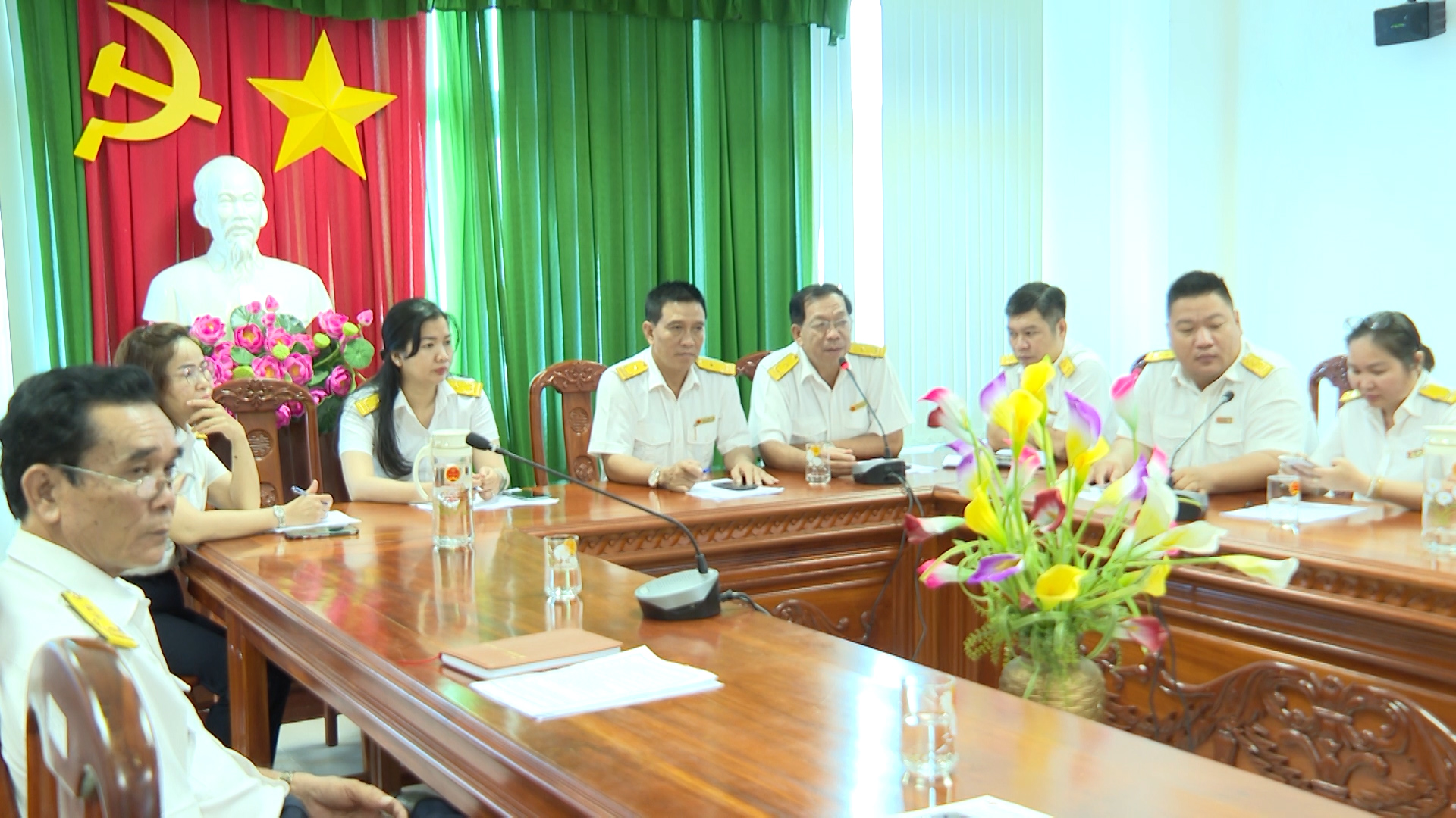 Hình 4: Đại diện Chi cục Thuế quận Ninh Kiều giải đáp các câu hỏi, thắc mắc của các doanh nghiệp, cơ sở sản xuất, kinh doanh… về thuế