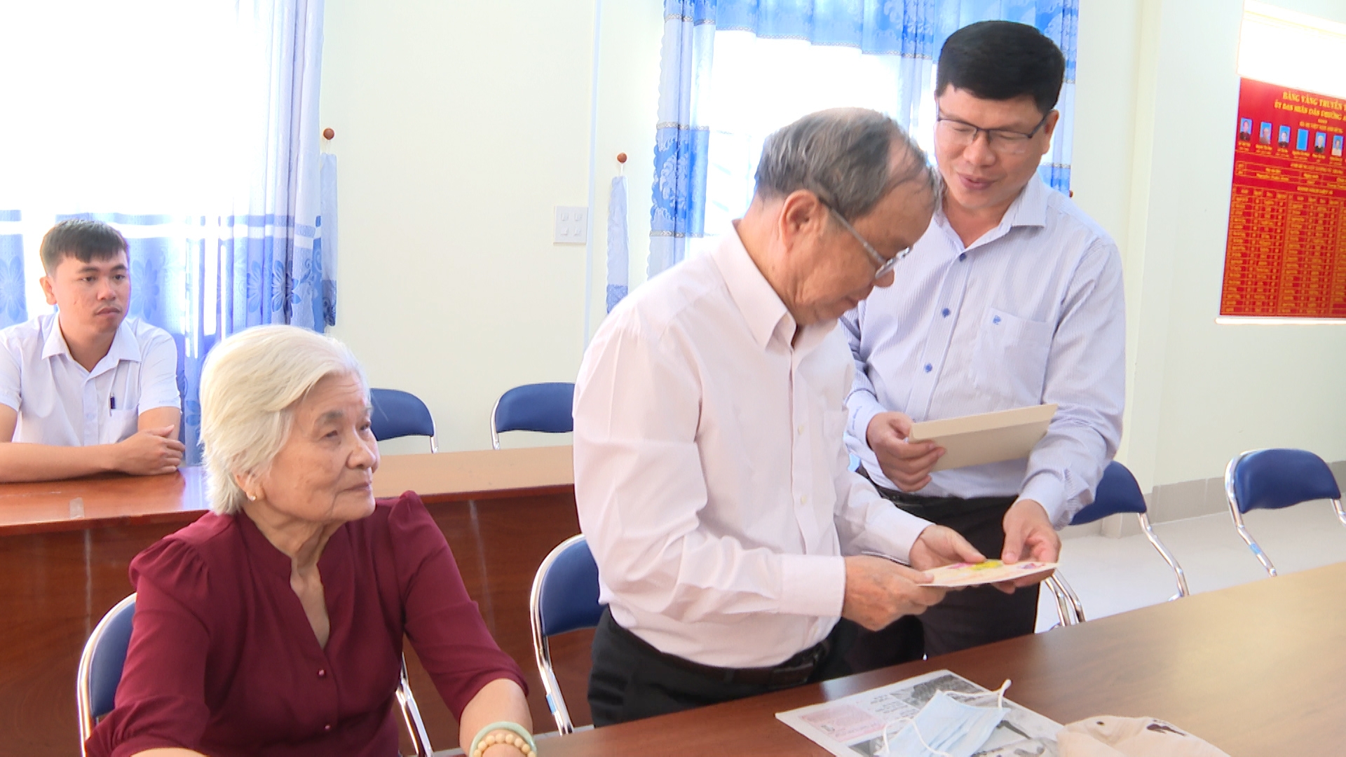 Ông Nguyễn Thái Bảo, Phó chủ tịch UBND quận Ninh Kiều trao quà cho các gia đình chính sách tiêu biểu, gia đình có thanh niên trúng tuyển nghĩa vụ quân sự năm 2024