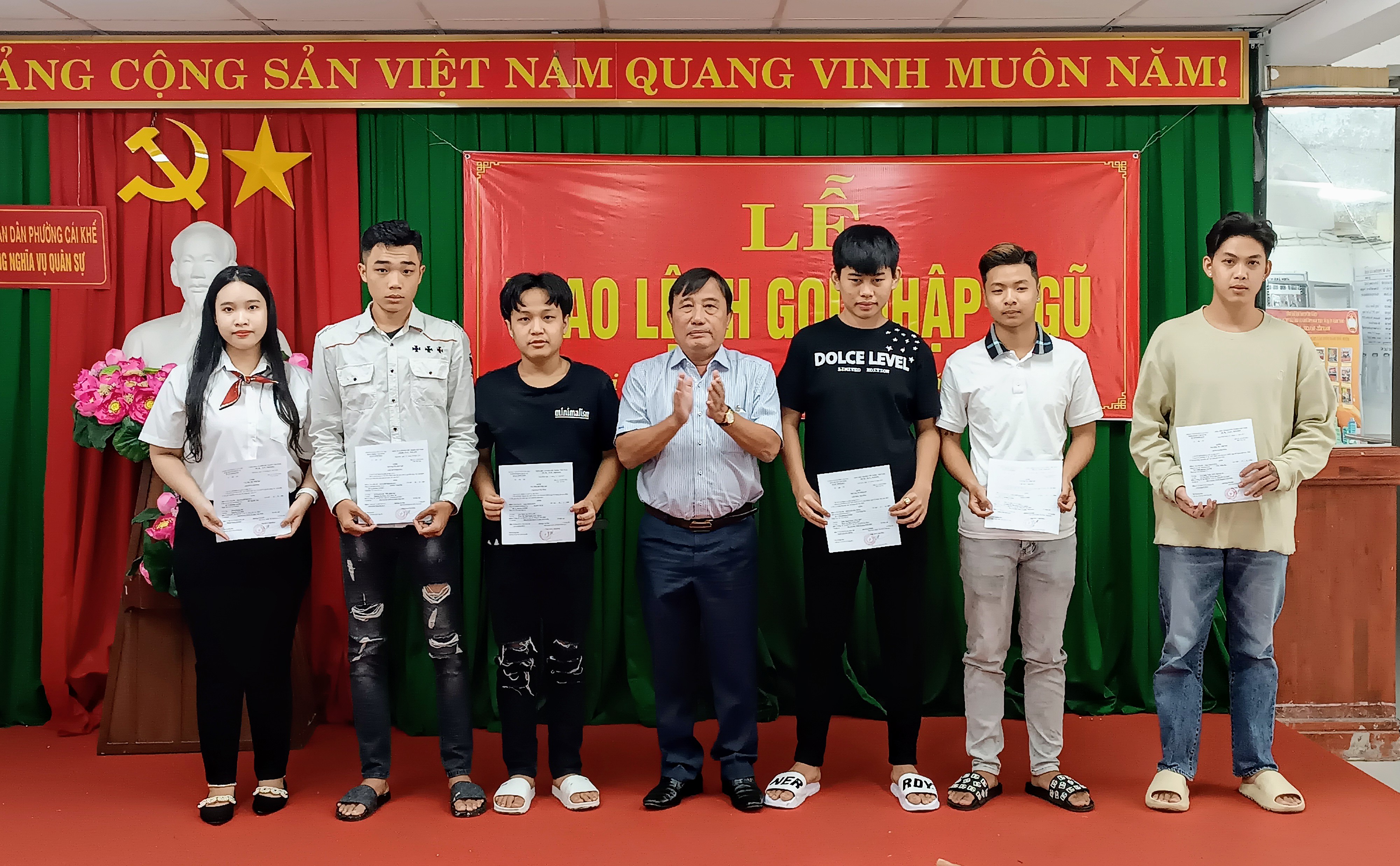 Ông Nguyễn Tiến Phong, Ủy viên Ban thường vụ thành ủy, Bí thư quận ủy Ninh Kiều trao lệnh gọi nhập ngũ năm 2024 cho thanh niên phường Cái Khế