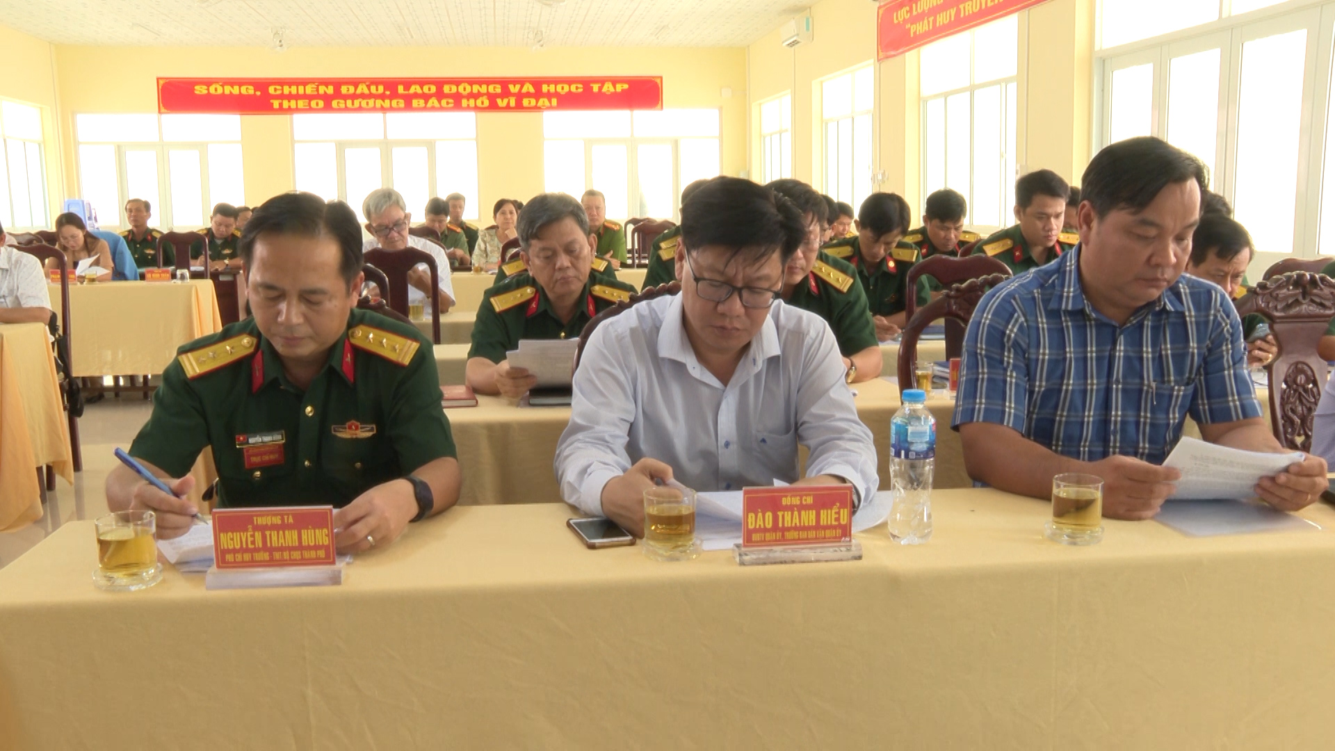 Hình 1: Lãnh đạo Bộ chỉ huy quận sự thành phố Cần Thơ và Lãnh đạo quận Ninh Kiều tham dự hội nghị