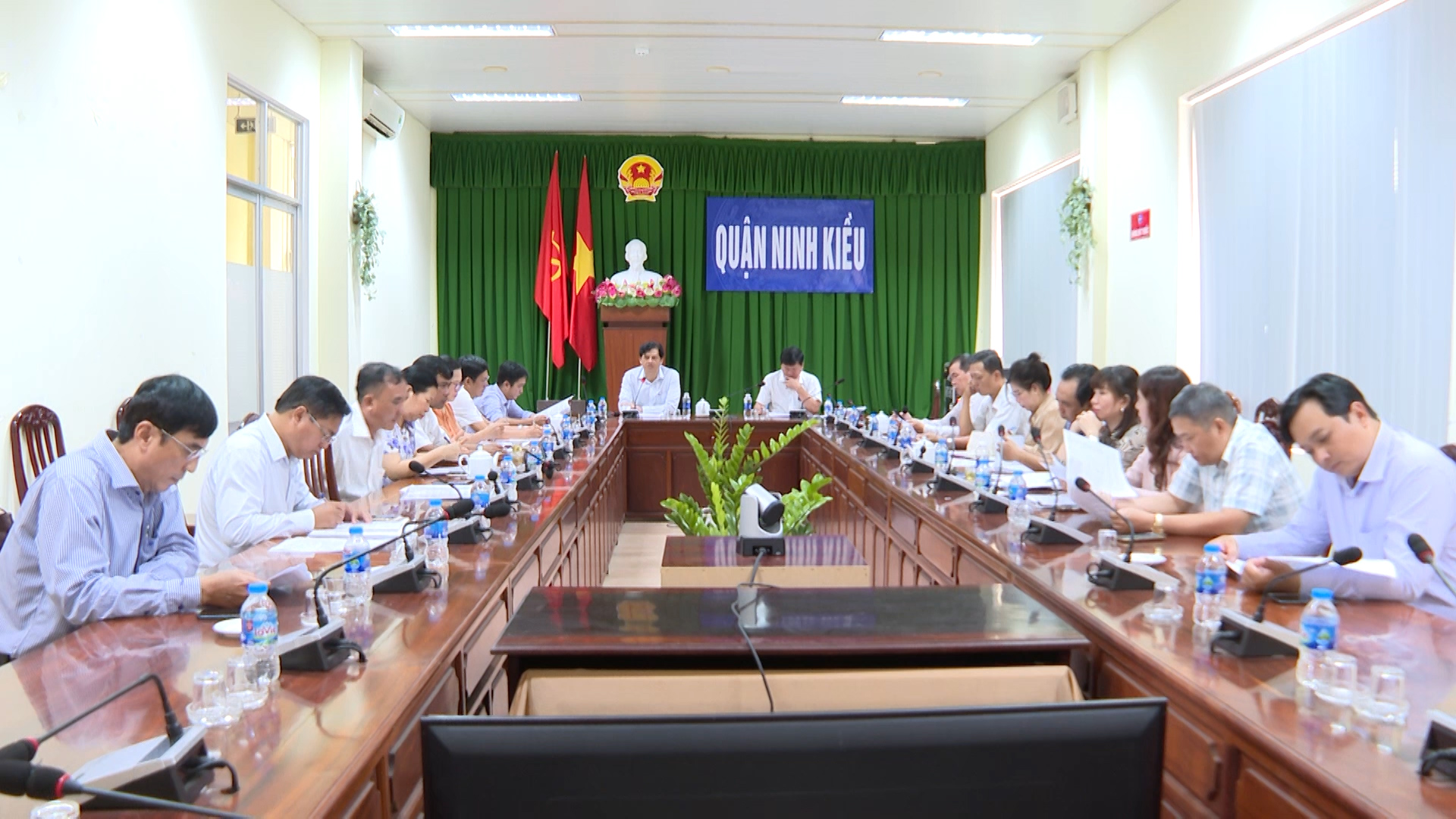 Hình 1: UBND quận Ninh Kiều tổ chức cuộc họp bàn về phương án quản lý, đầu tư khai thác các chợ truyền thống trên địa bàn quận