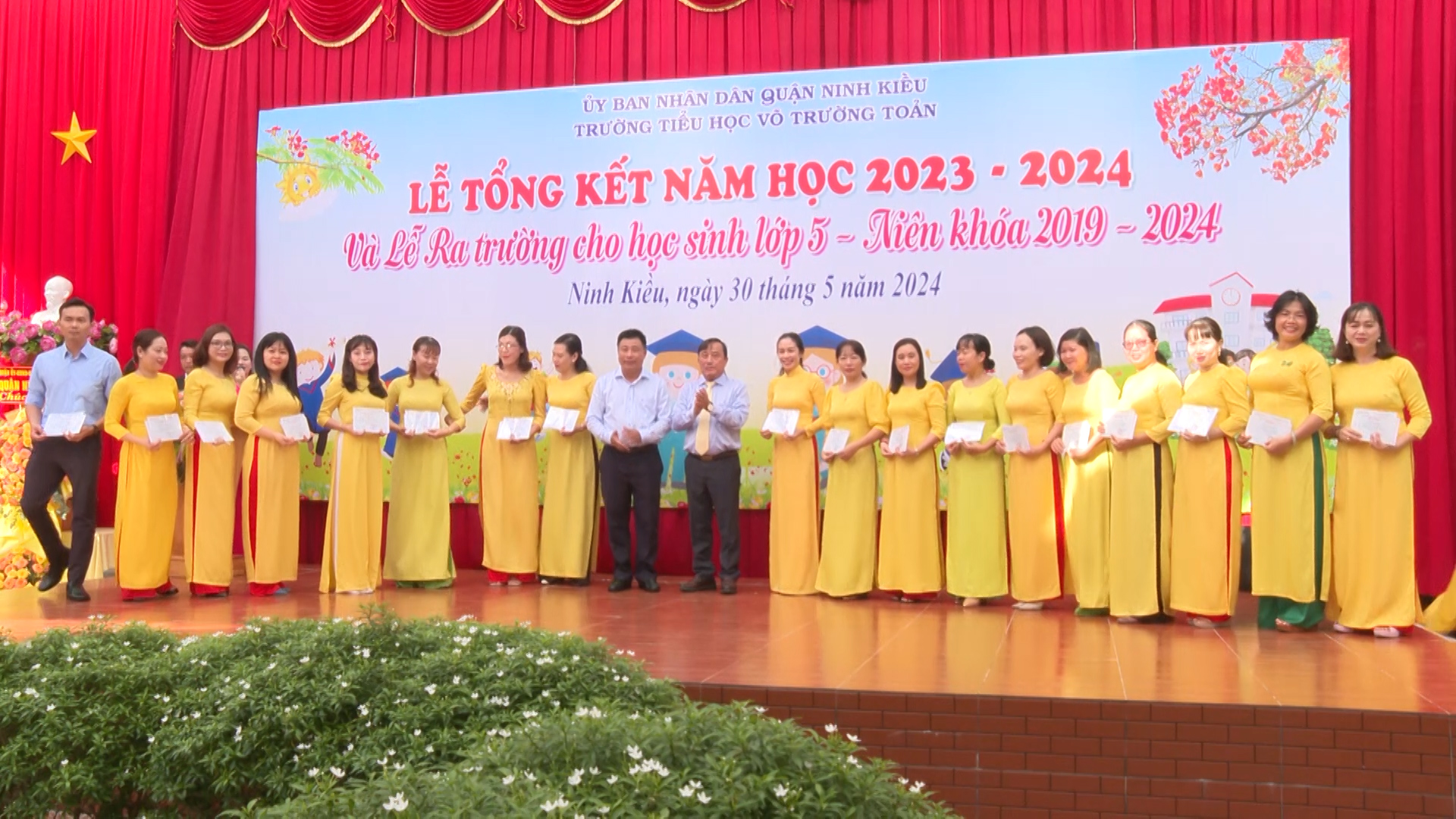 Đồng chí Nguyễn Tiền Phong – Ủy viên Ban thường vụ Thành ủy – Bí thư Quận ủy Ninh Kiều trao giấy khen cho các thầy cô có thành tích tốt trong công tác