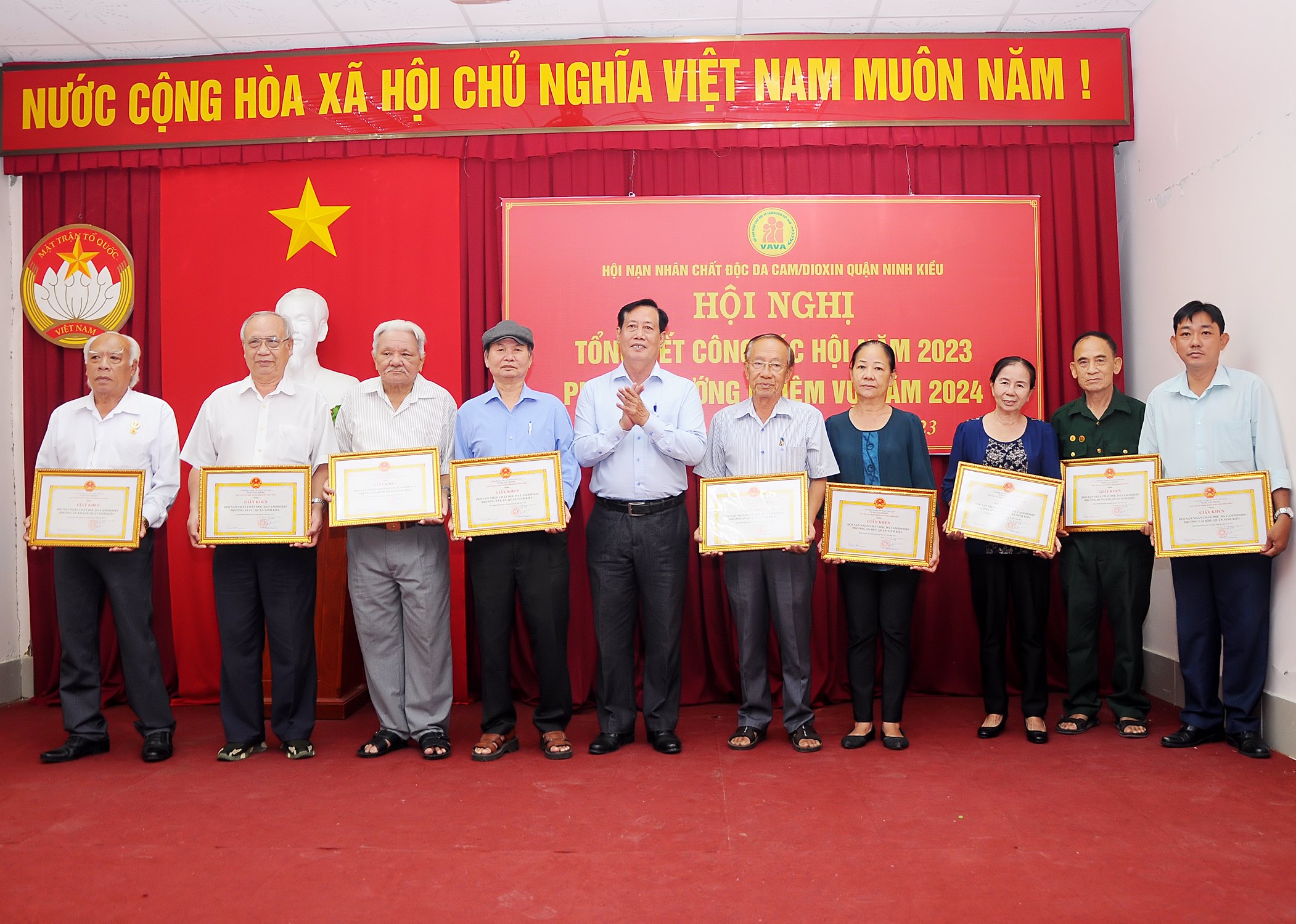 Đại diện lãnh đạo quận Ninh Kiều trao giấy khen cho các tập thể và cá nhân hoàn thành xuất sắc nhiệm vụ năm 2023