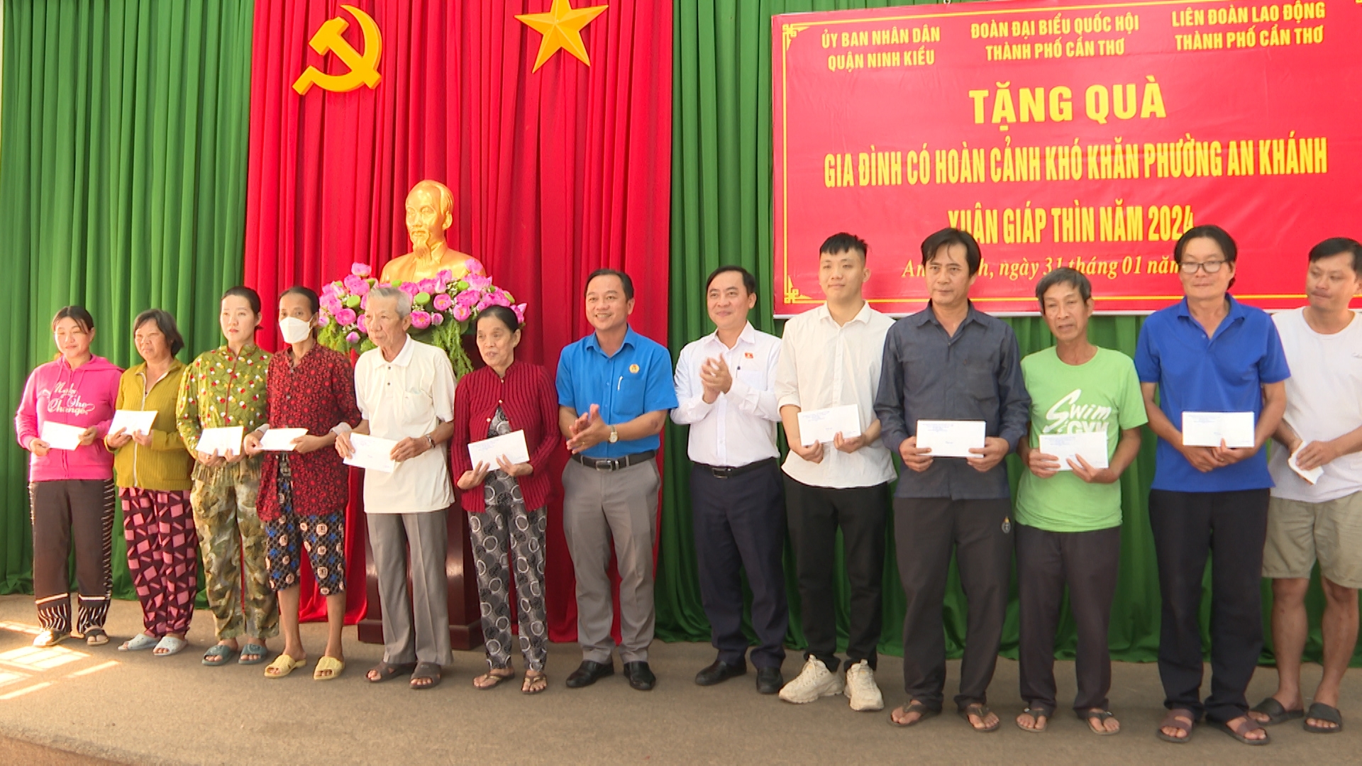 Ông Đào Chí nghĩa, Phó Trưởng đoàn đại biểu Quốc hội đơn vị thành phố Cần Thơ tặng quà cho các gia đình khó khăn phường An Khánh