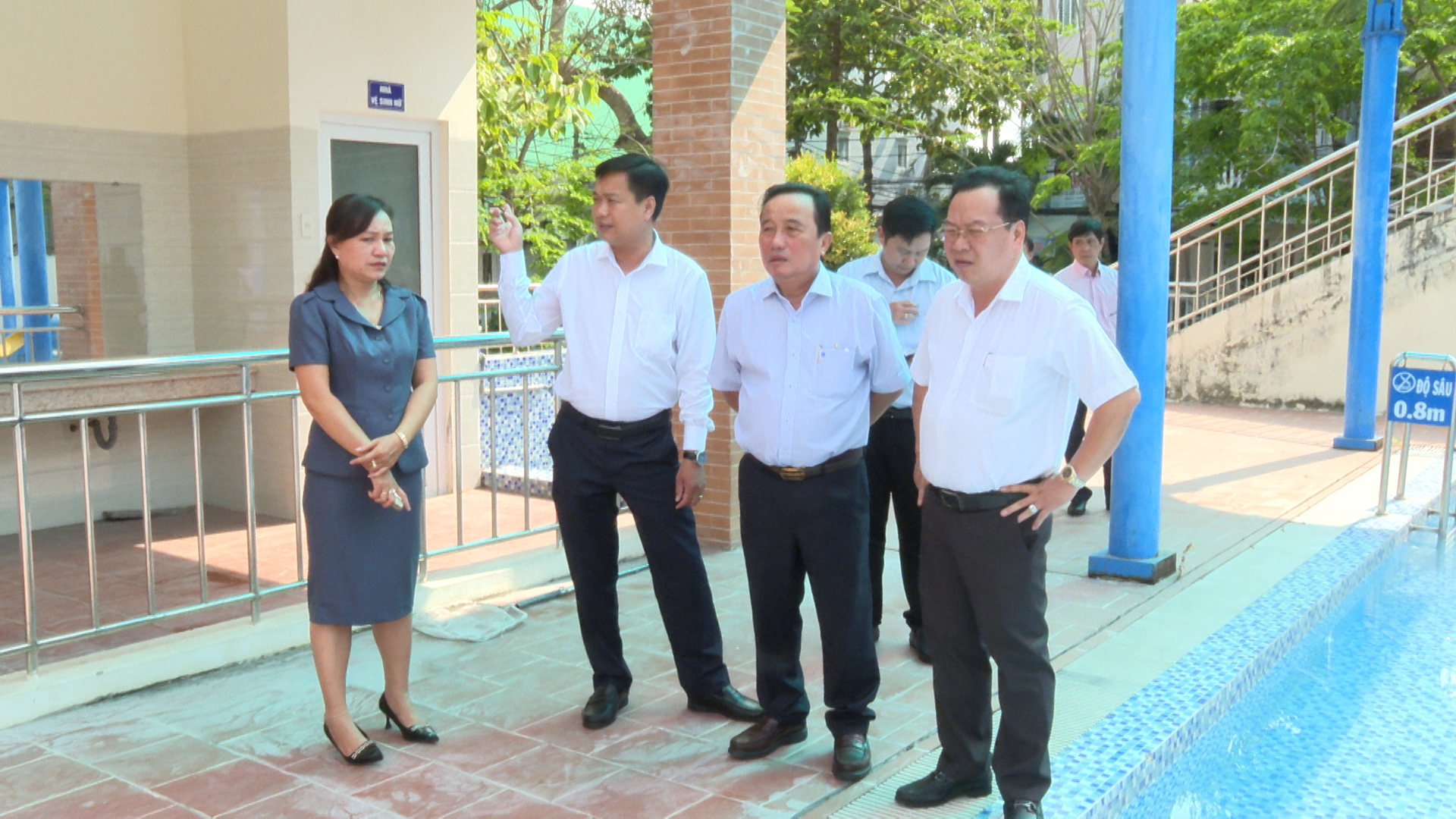 Đồng chí Nguyễn Tiền Phong - Ủy viên Ban thường vụ Thành ủy, Bí thư Quận ủy Ninh Kiều đến kiểm tra hồ bơi tại trường tiểu học Kim Đồng