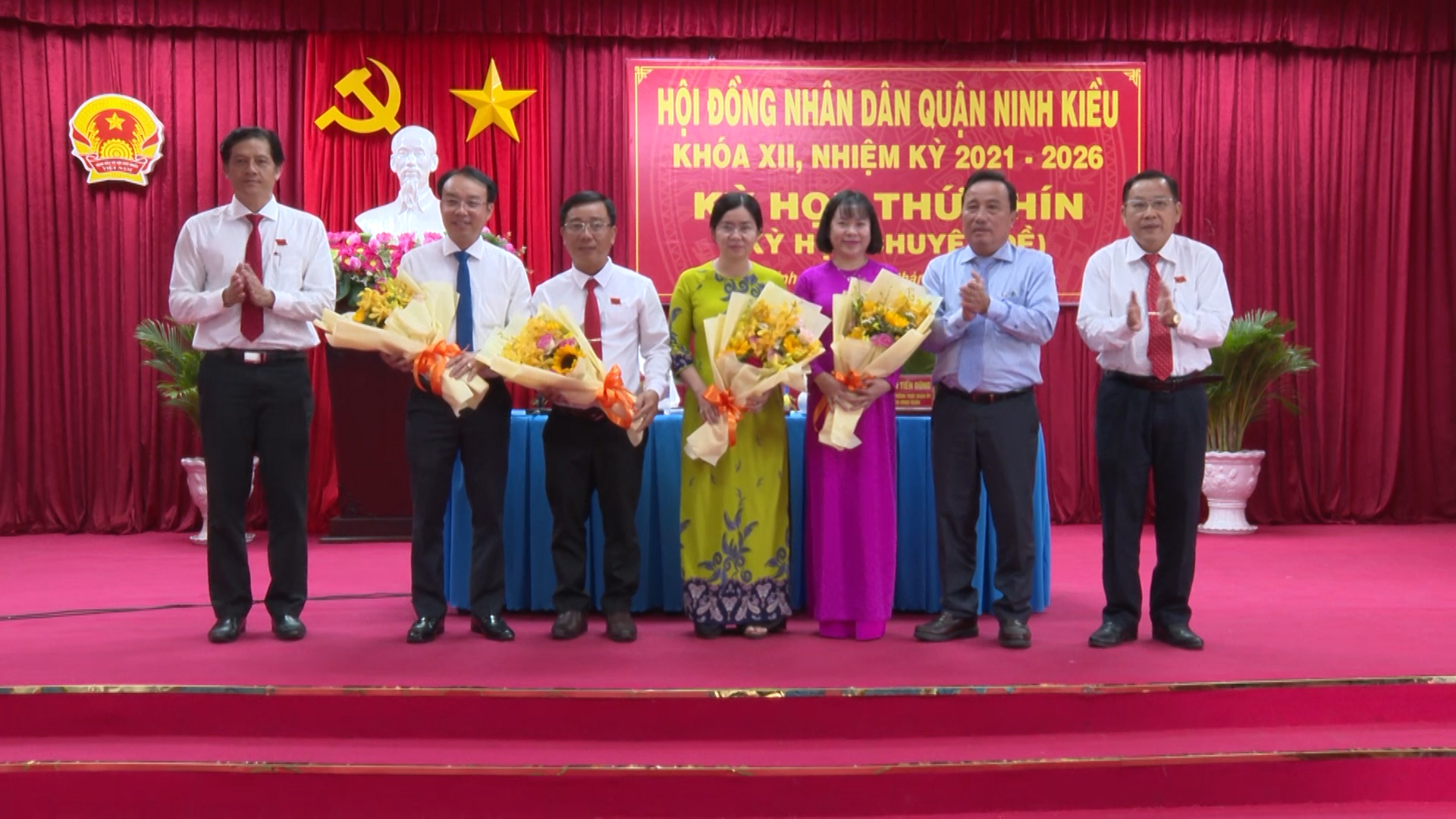 Hình 6: Lãnh đạo quận Ninh Kiều trao hoa cho các đại biểu