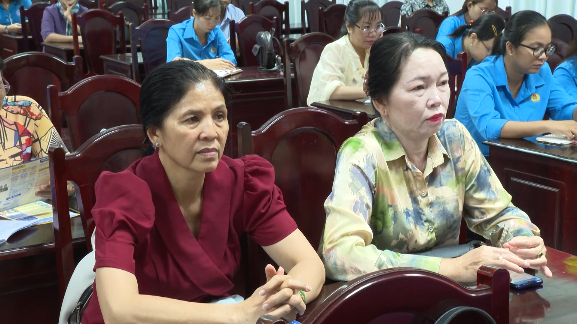 Hình 2: Công đoàn viên trên địa bàn quận Ninh Kiều nghe tuyên tuyên truyền về chính sách BHXH, BHYT, cài đặt ứng dụng VssID và triển khai các chế độ, chính sách đối với lao động nữ năm 2024
