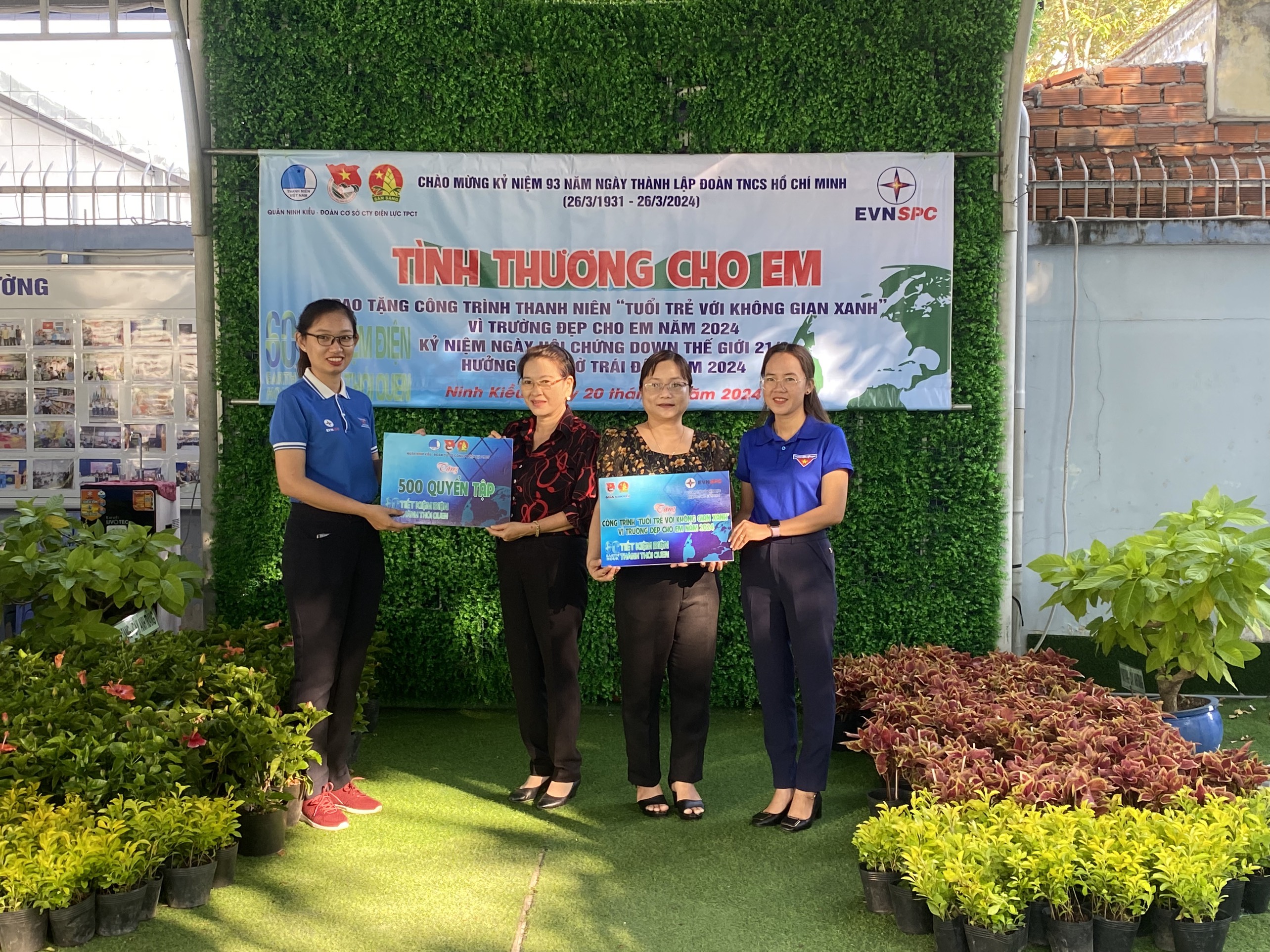 KG01: Quận đoàn Ninh Kiều - Đoàn cơ sở Công ty Điện lực TPCT trao tặng bảng tượng trưng công trình thanh niên và trao tặng 500 quyển tập cho các em học sinh tại Trường Tương lai