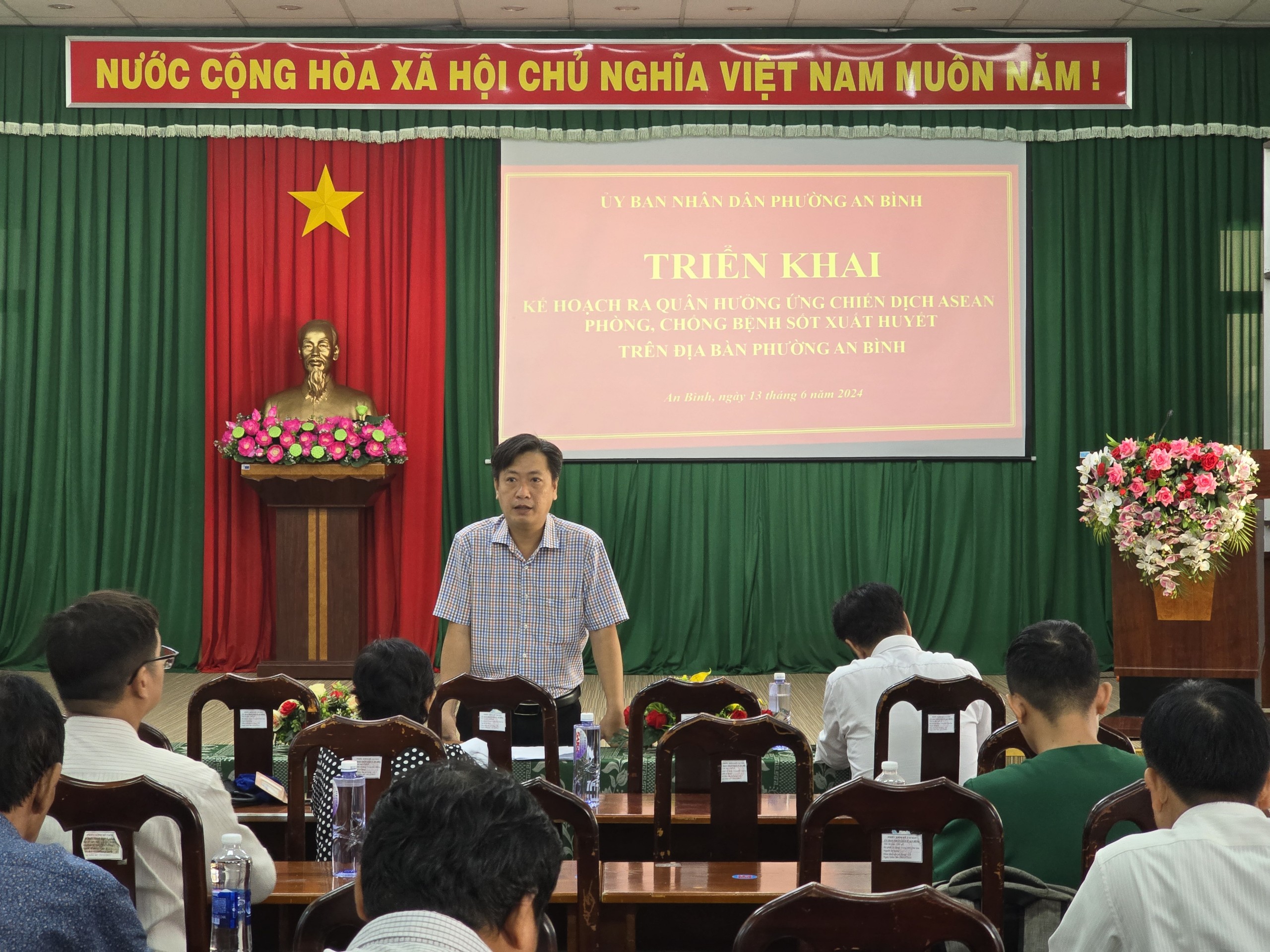 Hình 1. Ông Nguyễn Hoàng Thanh Khiết Phó Chủ tịch UBND phường An Bình chỉ đạo thực hiện chiến dịch