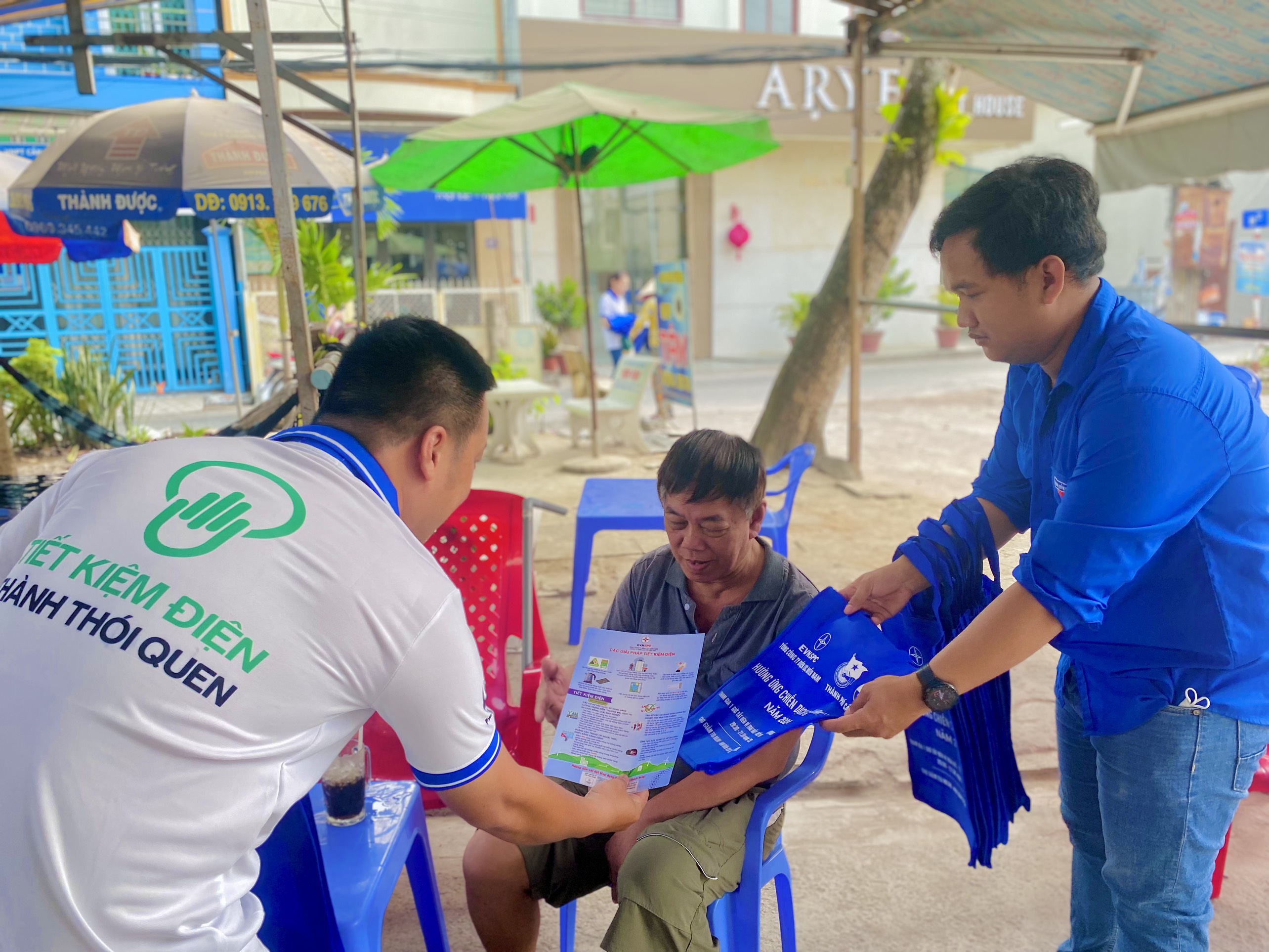 KG03: Quận đoàn Ninh Kiều ra quân phát túi vải tái sử dụng bảo vệ môi trường và phát tờ rơi tuyên truyền sử dụng điện tiết kiệm và những vi phạm về sử dụng điện đến các hộ dân