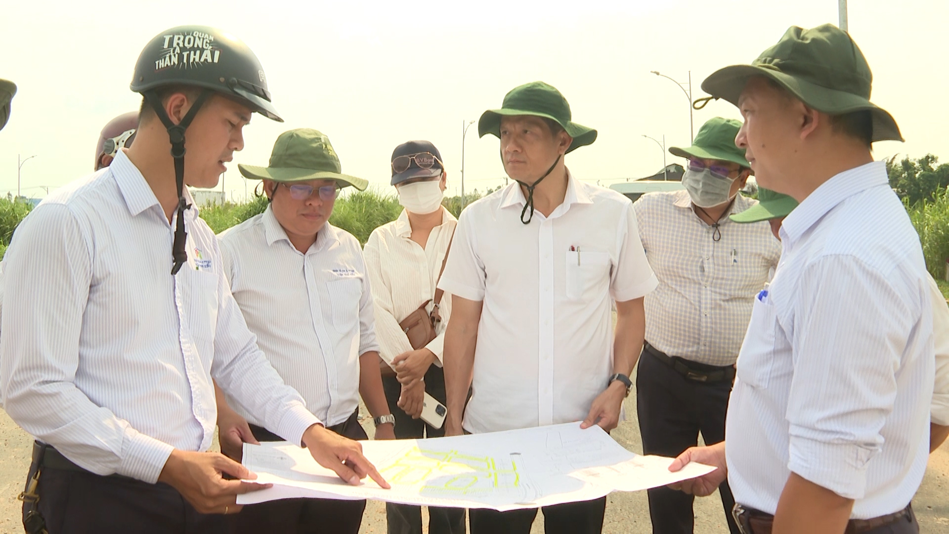 Hình 1: Đoàn đến kiểm tra công trình khu tái định cư Ninh Kiều
