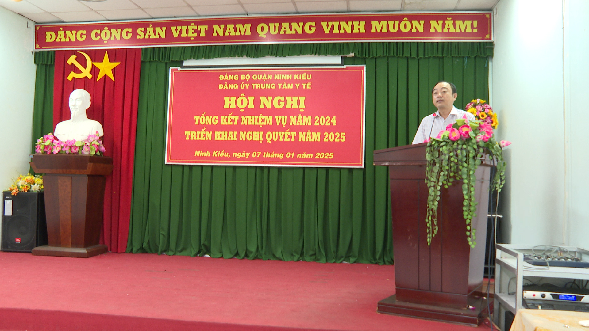Ảnh 1: Đồng chí Mai Xuân Bình, Ủy viên Ban Thường vụ Quận ủy – Phó Chủ tịch Hội đồng nhân dân quận Ninh Kiều phát biểu tại hội nghị